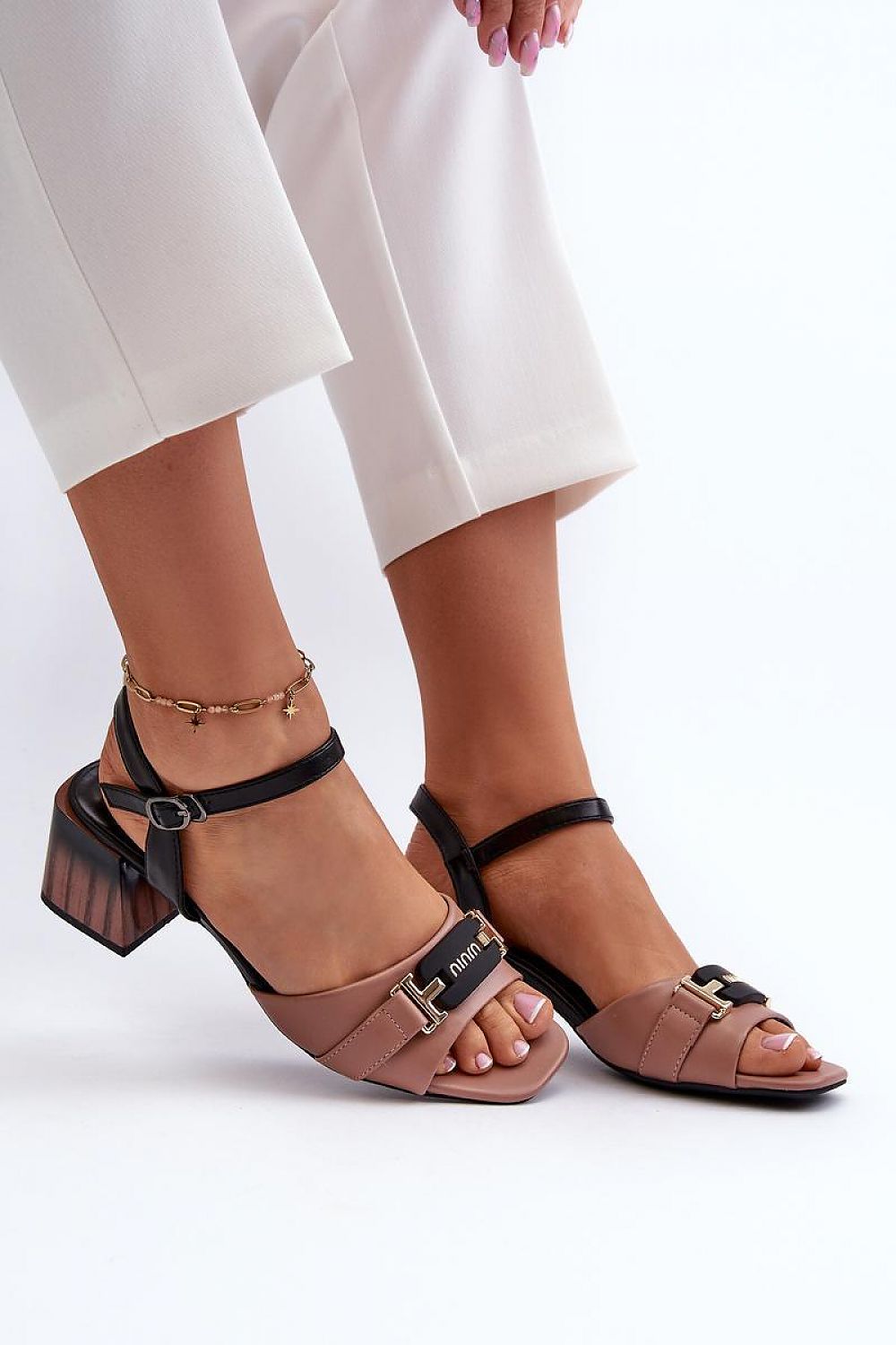 Sandalen mit Absatz Model 196233 Step in style