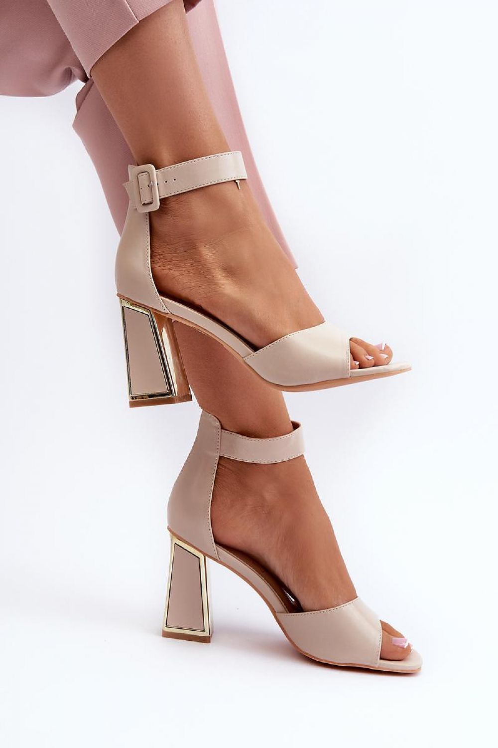Sandalen mit Absatz Model 197089 Step in style